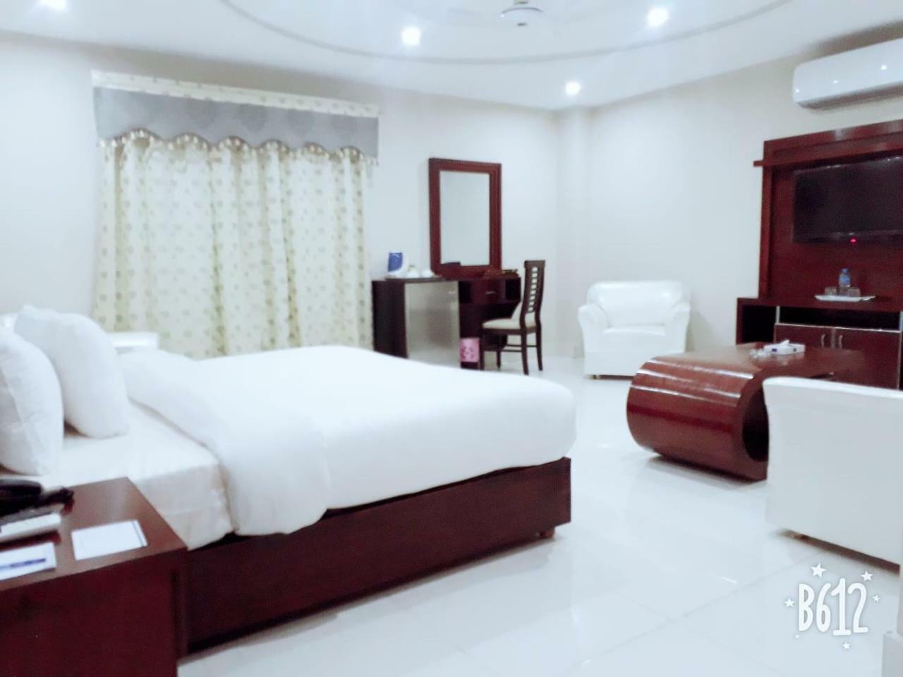 Hotel Crown Inn Мултан Экстерьер фото